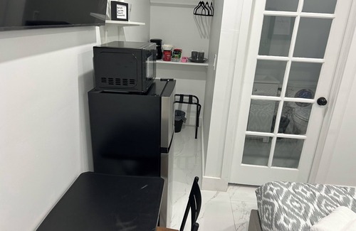 West Little Havana House | Delightful Private Room, Near the Airport - Free Parking