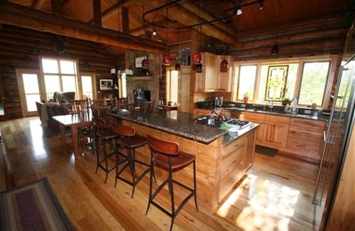 Steamboat Springs House | Delightful Steamboat Log Home - easy 10 minute drive to slopes, pet friendly!
