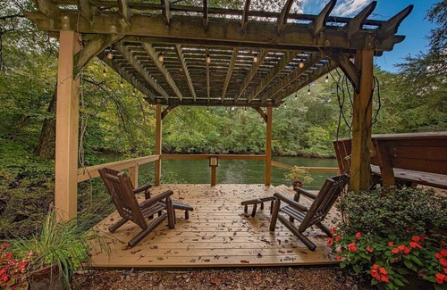 Benton House | Delightful Wagon with Incredible Hiking Trails and Activities in Tennessee