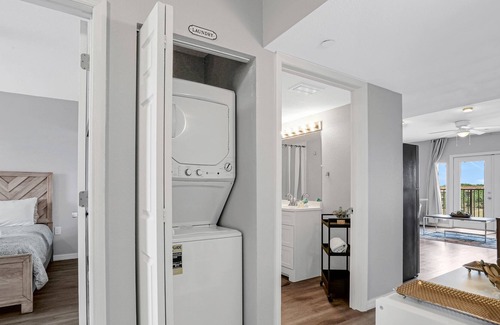 Davenport Condo | Delightful water view condo with balcony, washer/dryer, & full kitchen
