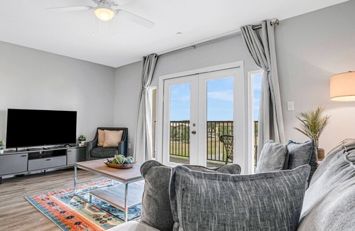 Davenport Condo | Delightful water view condo with balcony, washer/dryer, & full kitchen