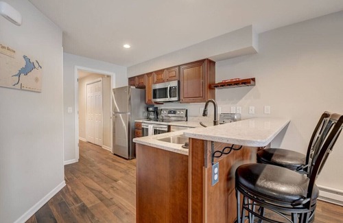 Lake Delton Condo | Dells Lakefront Escape - Couples or Families