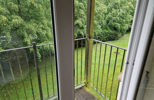 Southampton City Centre Apartment | Dellside Apartments - Charming Two Bedroom Apartment in Central Location!