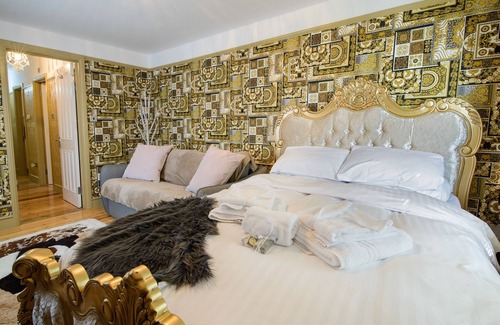 Howlett End Cabin | Deluxe 1 Bed Versace HotTub SkyTV