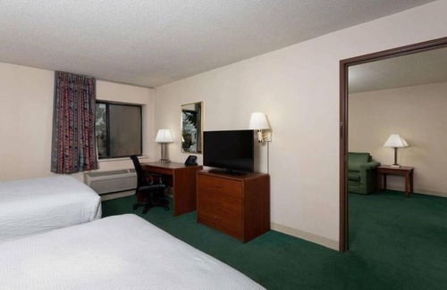 Indianapolis House | Deluxe 1 King Bed Non-Smoking