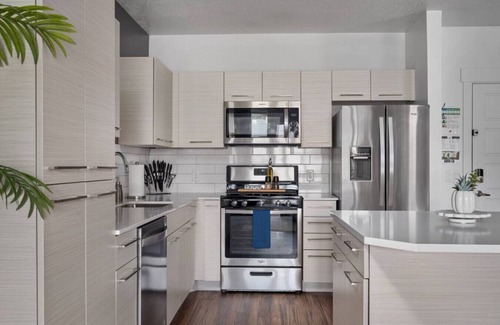 Downtown Salt Lake City Apartment | Deluxe 1BR 1BA Pool, Gym, Htub, Pkg