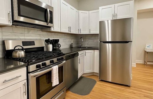 Andersonville Apartment | Deluxe 1BR Near Shops & Cafés