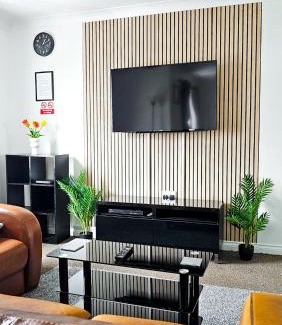 Farnworth Apartment | Deluxe 2-bed apartment with free parking, netflix & fast WiFi