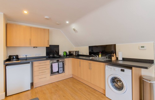 Hoddesdon Apartment | Deluxe 2 bedroom Penthouse City View Private Bath
