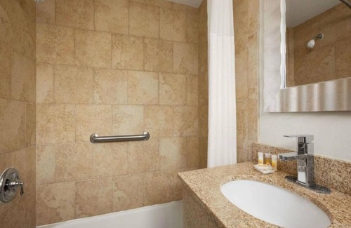 West Yarmouth Hotel | Deluxe 2 Queens Size Beds Hotel Room in Yarmouth, 2 miles from Hyannis Main St.