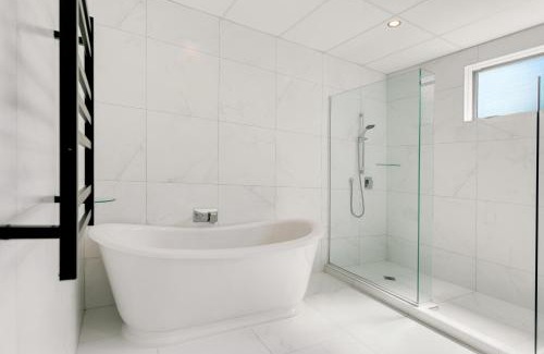 Paihia Apartment | Deluxe 280sqm 3 bedroom with Pool Table - 200m to beach