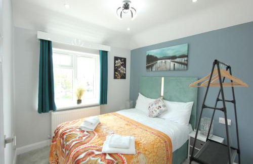 Earley House | Deluxe 3 Bedroom 2 Bath House &Parking by CozyNest