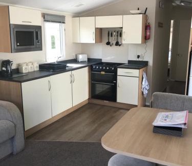 Blackpool House | Deluxe 3 bedroomed caravan on Marton Mere with CH DG and decking