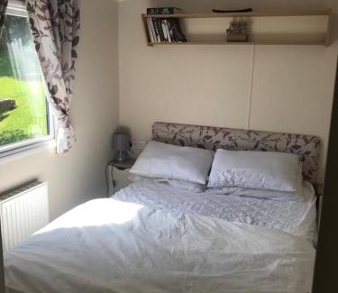 Blackpool House | Deluxe 3 bedroomed caravan on Marton Mere with CH DG and decking