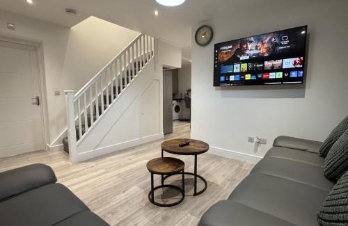 Slough House | Deluxe 4 Bedroom House With Free Parking