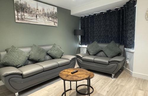 Slough House | Deluxe 4 Bedroom House With Free Parking