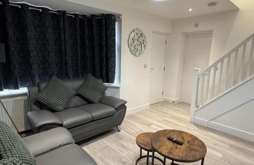 Slough House | Deluxe 4 Bedroom House With Free Parking