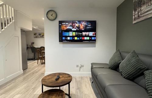 Slough House | Deluxe 4 Bedroom House With Free Parking