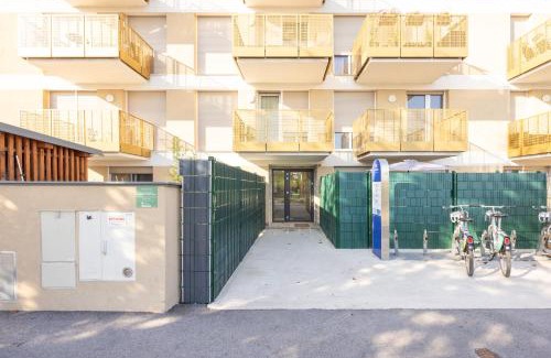 Wiener Neudorf Apartment | Deluxe Apartment with garden! Free Garage Parking included! Near SCS & Industry Center NÖ