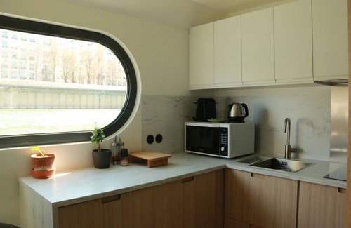 Puteaux Boat Rental | Deluxe barge 5 minutes from Parc Bagatelle