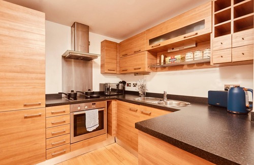 Leeds Apartment | Deluxe City Apt, River Canal View& Free Parking!