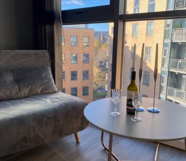 Sheffield City Centre Apartment | Deluxe City Centre Studio Apartment with Balcony & City Views - FREE WIFI NETFLIX, GYM ACCESS - WESTONE
