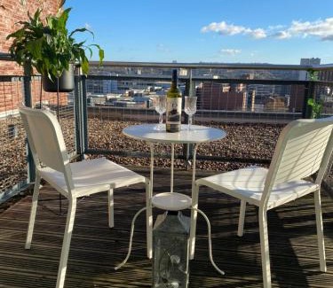 Sheffield City Centre Apartment | Deluxe City Centre Studio Apartment with Balcony & City Views - FREE WIFI NETFLIX, GYM ACCESS - WESTONE