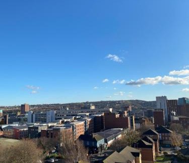 Sheffield City Centre Apartment | Deluxe City Centre Studio Apartment with Balcony & City Views - FREE WIFI NETFLIX, GYM ACCESS - WESTONE