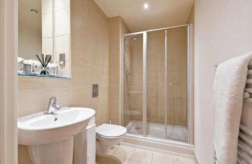 Sheffield City Centre Apartment | Deluxe City Centre Studio Apartment with Balcony & City Views - FREE WIFI NETFLIX, GYM ACCESS - WESTONE