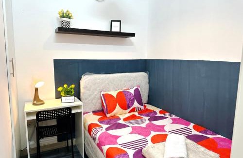 Barsha Heights House | Deluxe Couple Partition Room in Tecom Near Metro