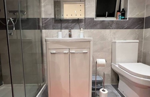 West Ham House | Deluxe Double Room with Shower