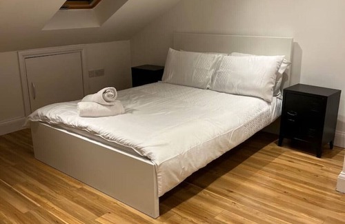 West Ham House | Deluxe Double Room with Shower