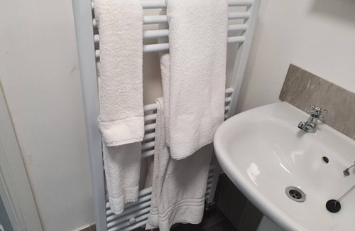 Huddersfield Bed & Breakfast | Deluxe Double Room With Ensuite3