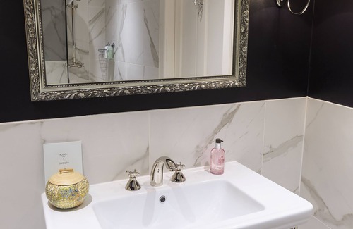Falkland Bed & Breakfast | Deluxe double room with views of Falkland Palace