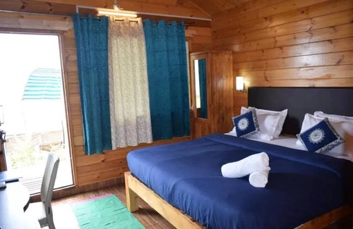 Agonda House | Deluxe Double Room with Side Sea View