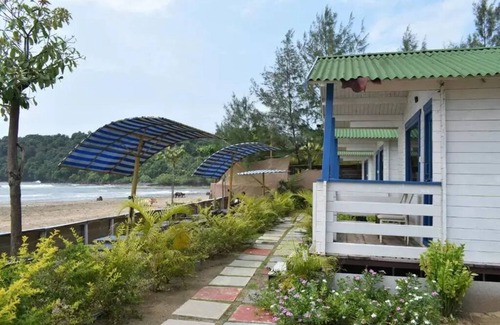 Agonda House | Deluxe Double Room with Balcony and Sea View