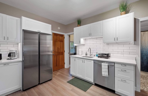 East Town House | Deluxe Dwelling 4Br, 2Ba| Sunlit, Spacious, Serine