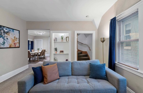 East Town House | Deluxe Dwelling 4Br, 2Ba| Sunlit, Spacious, Serine