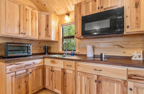 Thonotosassa Cabin | Deluxe Family Cabin with Porch View - Happy Travelers RV Resort