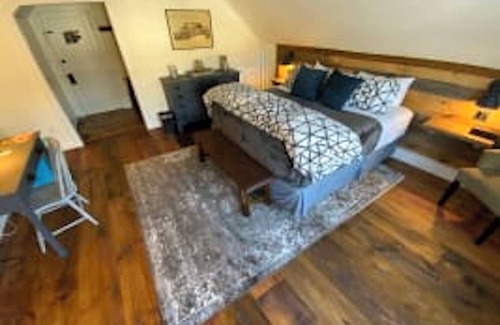 West Dover Resort | Deluxe King - 2nd floor in Historic Inn