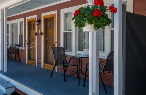 Bar Harbor Hotel | Deluxe King Room w/Breakfast Included