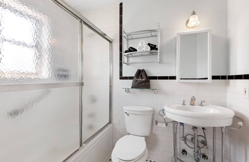 Chinatown House | Deluxe Large King Room