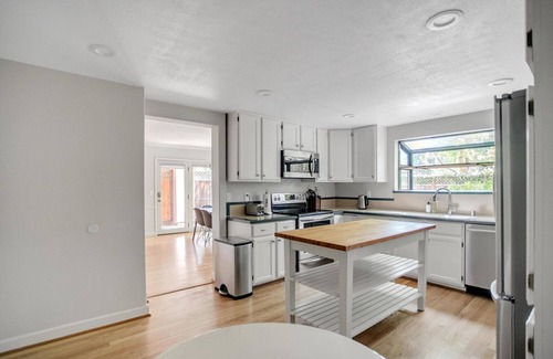 Menlo Park House | Deluxe Menlo Park 3BR w/Outdoor Space, nr Groceries, by Blueground