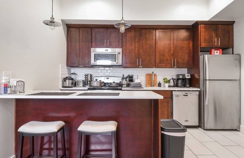 Central Business District Hotel | ★Deluxe Modern ★2BR King ★30 minutes to Manhattan