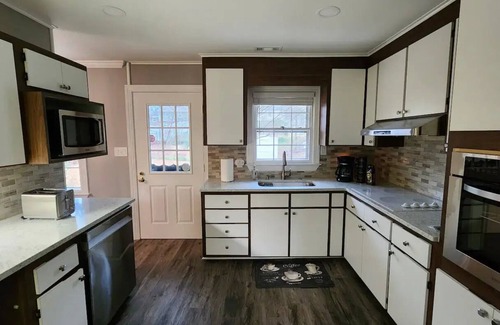 Northeast Raleigh House | Deluxe! New Cozy Apt Near Downtown, Ready for Families and Business Travelers.nn