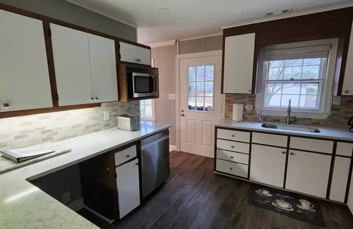 Northeast Raleigh House | Deluxe! New Cozy Apt Near Downtown, Ready for Families and Business Travelers.nn