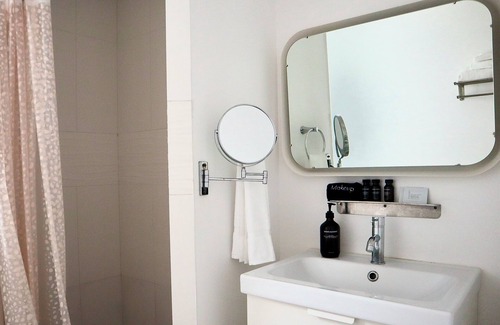 Tahquitz River Estates Hotel | Deluxe Queen Studio, Boutique Stay + Pool | Wesley