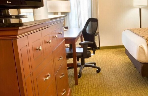 University Place House | Deluxe Rm for Your Family Vacation!Pet-Friendly