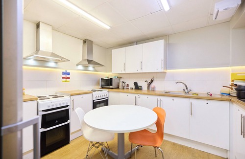 Westminster Apartment | Deluxe Room 10 - Louise House Summer Youth Accommodation