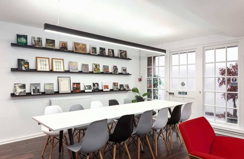 Westminster Apartment | Deluxe Room 10 - Louise House Summer Youth Accommodation
